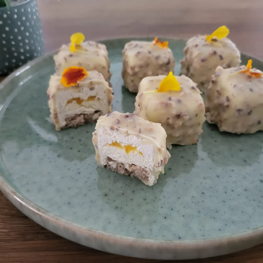 Cube exotique — bouchée coco, mangue-passion, chocolat blanc