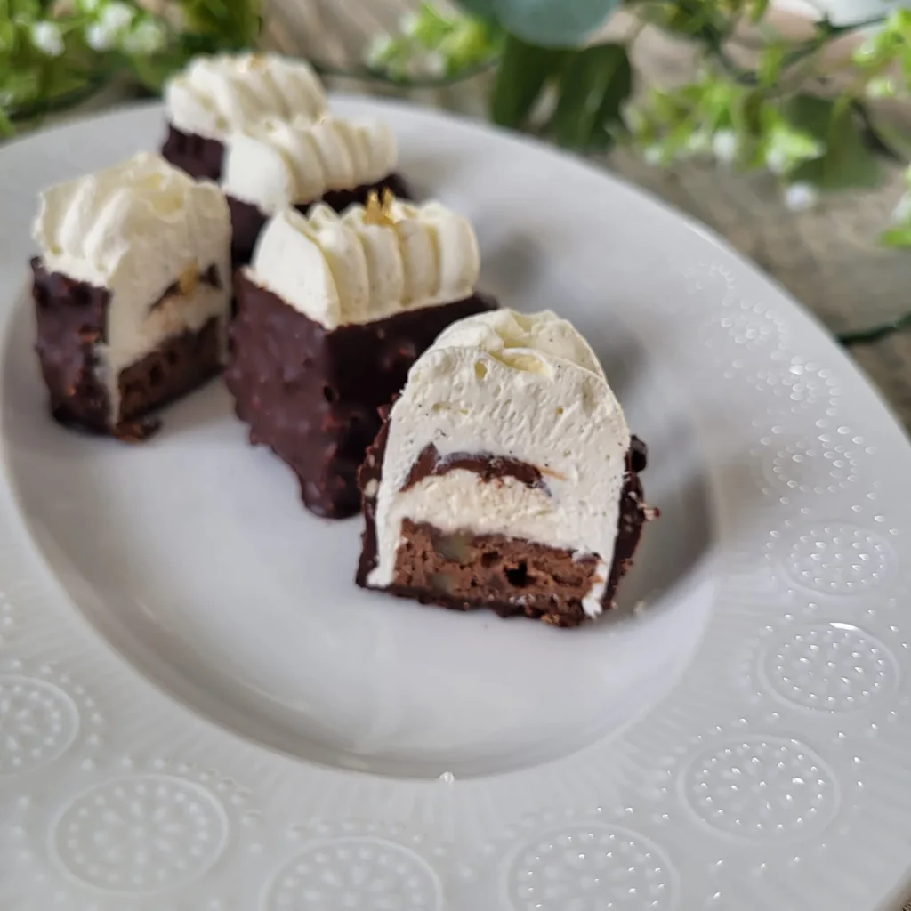Cube Le Gourmand — bouchée brownie pécan, ganache chocolat blanc