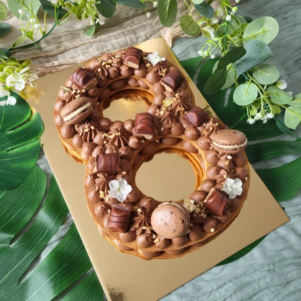 Number cake en forme de 8, ganache chocolat, macarons et kinder - Un Brin Toquée