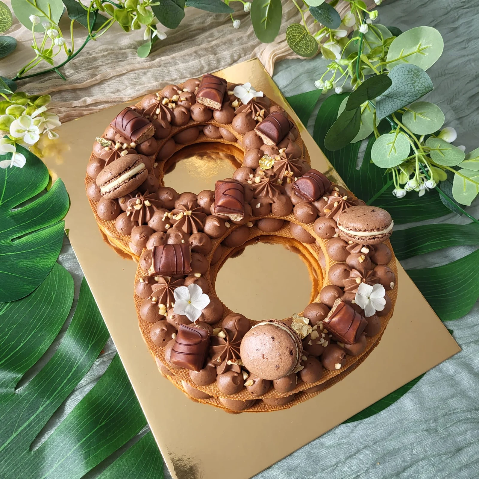 Number cake en forme de 8, ganache chocolat, macarons et kinder - Un Brin Toquée