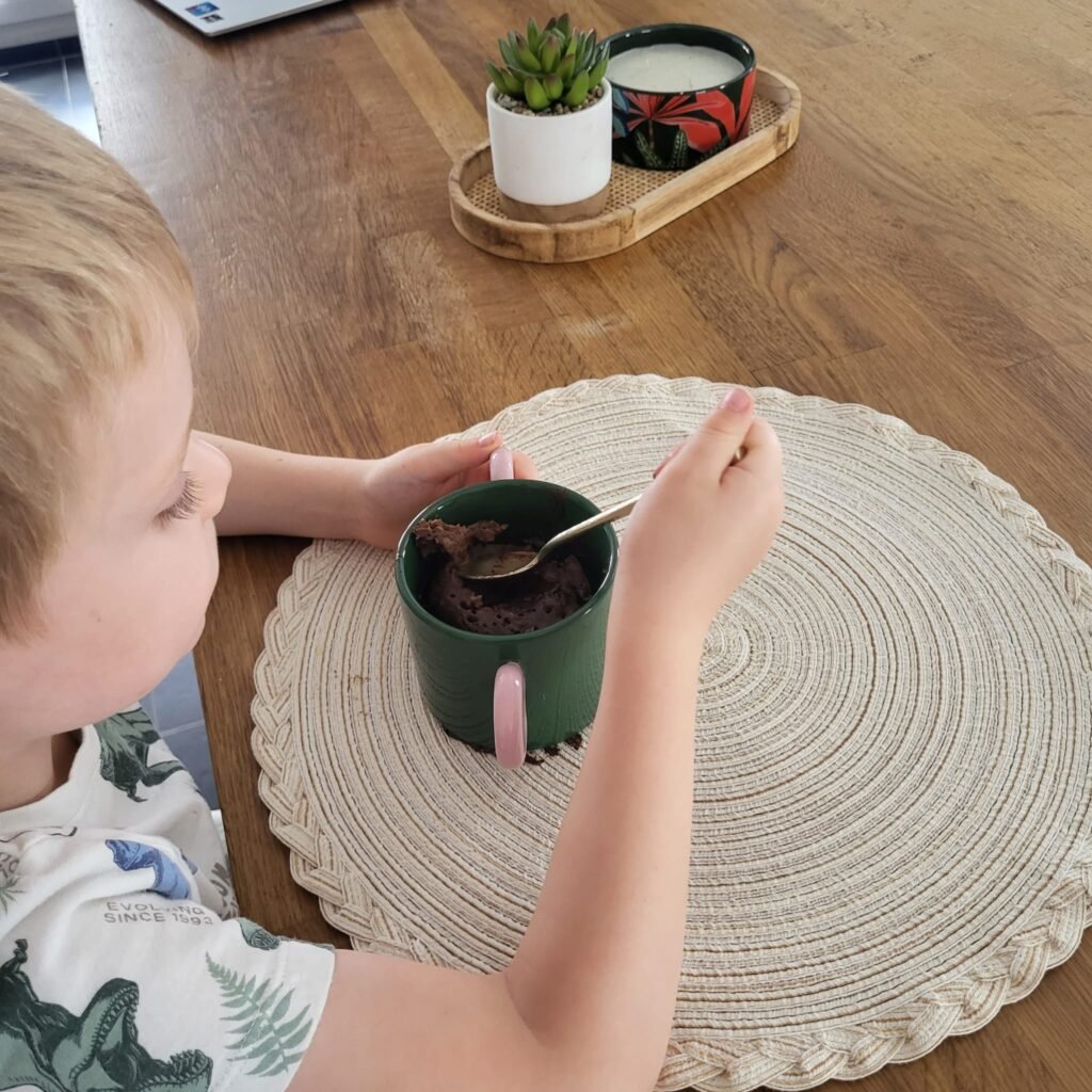 enfant qui manger son goûter mug cake bon pour la santé