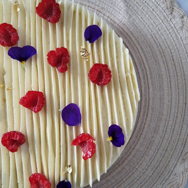 Entremets VanilleFramboise Un montage façon fraisier, tout en douceur et fraîcheur…
