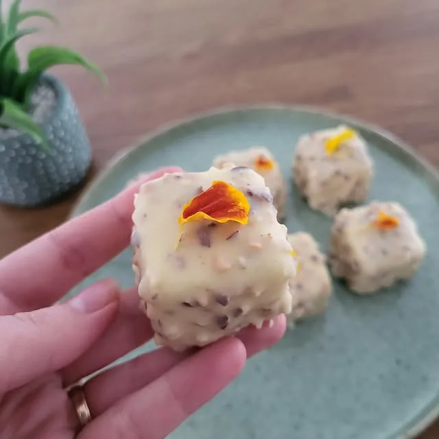 Cubes Exotiques Une mignardise inspirée de mon entremets exotique, pensée pour être…
